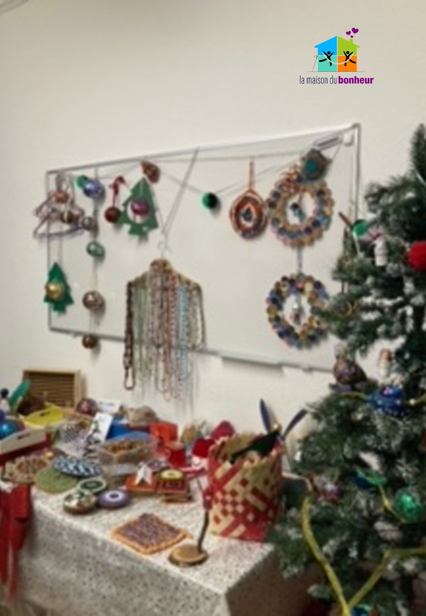Vue partielle des réalisations des participant-e-s aux ateliers créatifs, disponibles à la vente, pour vos cadeaux de Noël, et pour soutenir la Maison du Bonheur.