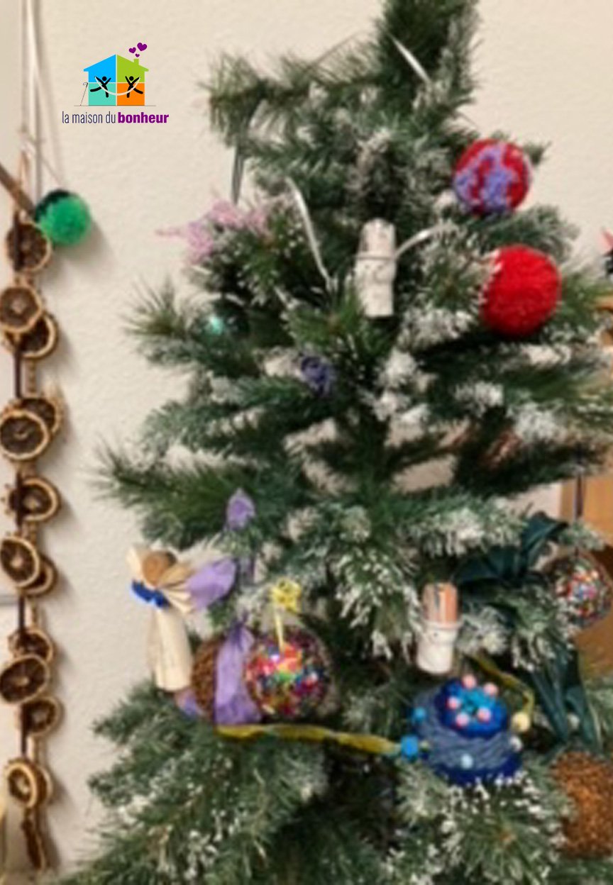 Le sapin de Noël de la Maison du Bonheur, décoré par les participant-e-s aux ateliers créatifs