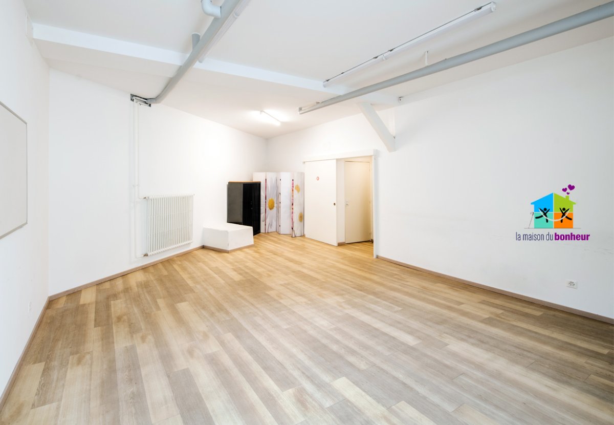 Salle polyvalente Photo de la salle polyvalente depuis la porte extérieure, vue sur la porte menant à la kitchenette et aux WC