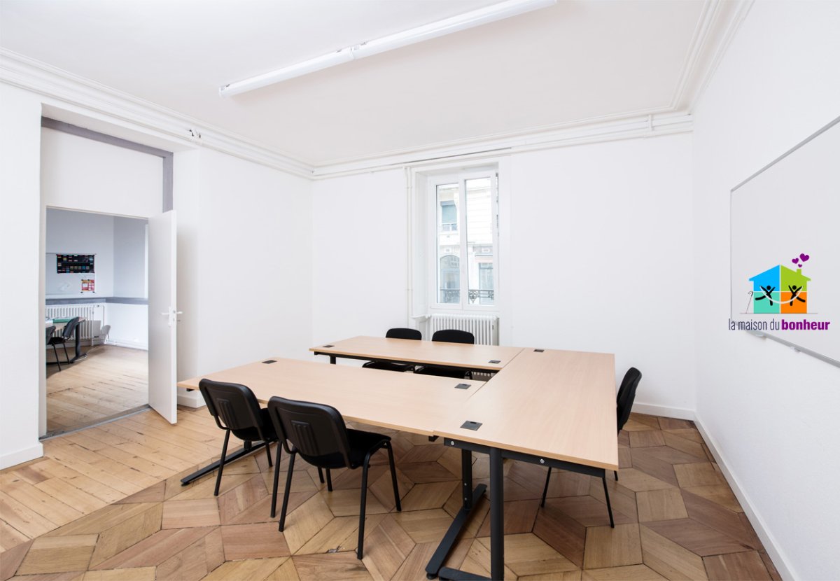 Petite salle La photo en largeur montre la disposition de la salle jusqu'à 15 personnes avec la table en fer à cheval et le tableau blanc fort utile au brainstorming.