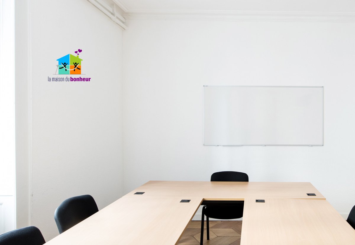 Petite salle de réunion Gros plan sur le tableau blanc de la petite salle de réunion.