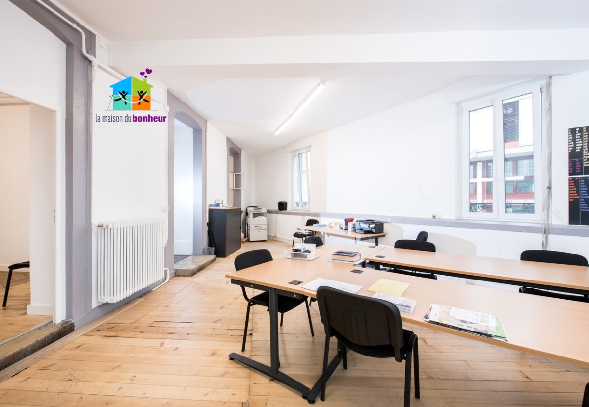 Grande salle L'image présente une photo en diagonale de la grande salle, disponible en soirée des 18 heures du lundi au vendredi, sur demande spécifique.
