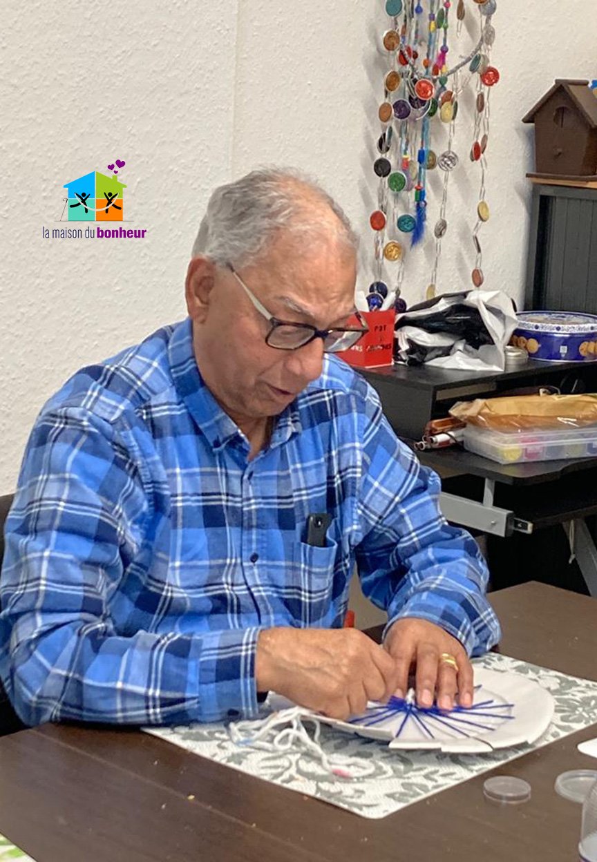 Photo de Gowri durant l'atelier créatif du 21 novembre 2023