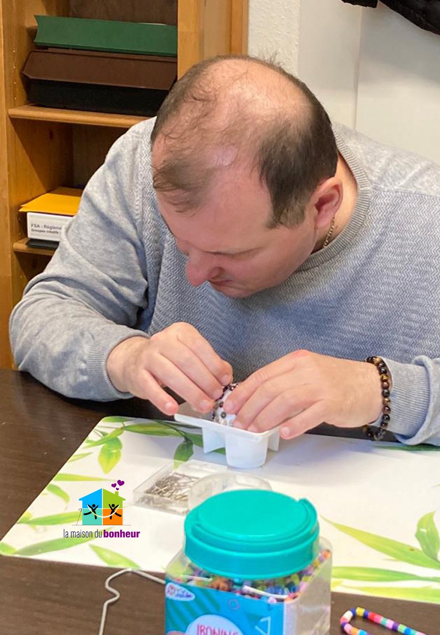 Photo de Muzafer durant l'atelier créatif du 21 novembre 2023