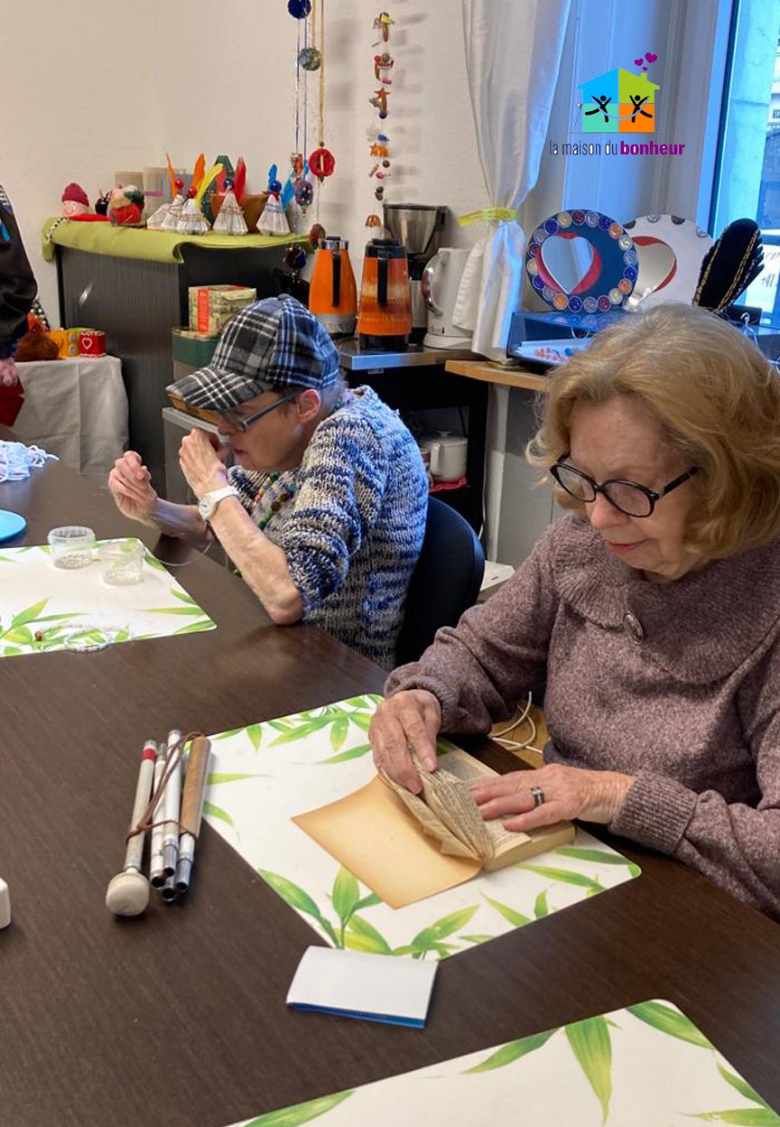 Image de deux participantes à l'atelier créatif du 21 novembre 2023